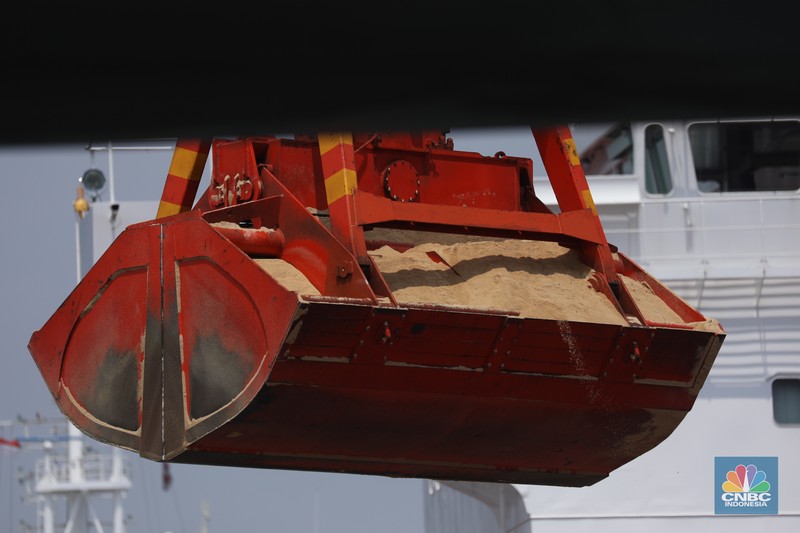 Pekerja melakukan aktivitas bongkar muat gula kristal merah (rafinasi) dari India sebanyak 2.000 ton di Pelabuhan Tanjung Priok, Jakarta, Kamis (11/5/2023). Pekerja melakukan aktivitas bongkar muat gula kristal merah (rafinasi) dari India sebanyak 2.000 ton di Pelabuhan Tanjung Priok, Jakarta, Kamis (11/5/2023). (CNBC Indonesia/Tri Susilo)