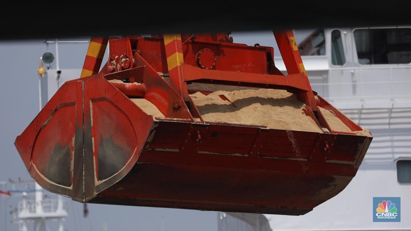 Pekerja melakukan aktivitas bongkar muat gula kristal merah (rafinasi) dari India sebanyak 2.000 ton di Pelabuhan Tanjung Priok, Jakarta, Kamis (11/5/2023). (CNBC Indonesia/Tri Susilo)