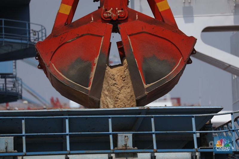 Pekerja melakukan aktivitas bongkar muat gula kristal merah (rafinasi) dari India sebanyak 2.000 ton di Pelabuhan Tanjung Priok, Jakarta, Kamis (11/5/2023). (CNBC Indonesia/Tri Susilo)