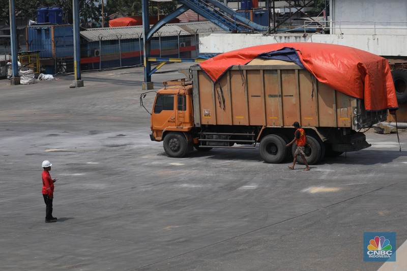 Pekerja melakukan aktivitas bongkar muat gula kristal merah (rafinasi) dari India sebanyak 2.000 ton di Pelabuhan Tanjung Priok, Jakarta, Kamis (11/5/2023). Pekerja melakukan aktivitas bongkar muat gula kristal merah (rafinasi) dari India sebanyak 2.000 ton di Pelabuhan Tanjung Priok, Jakarta, Kamis (11/5/2023). (CNBC Indonesia/Tri Susilo)