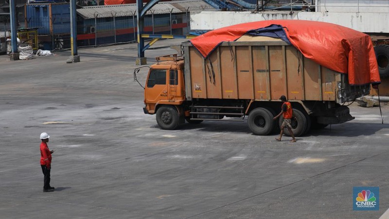 Pekerja melakukan aktivitas bongkar muat gula kristal merah (rafinasi) dari India sebanyak 2.000 ton di Pelabuhan Tanjung Priok, Jakarta, Kamis (11/5/2023). (CNBC Indonesia/Tri Susilo)