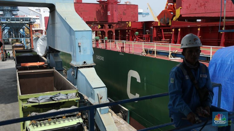 Pekerja melakukan aktivitas bongkar muat gula kristal merah (rafinasi) dari India sebanyak 2.000 ton di Pelabuhan Tanjung Priok, Jakarta, Kamis (11/5/2023). (CNBC Indonesia/Tri Susilo)