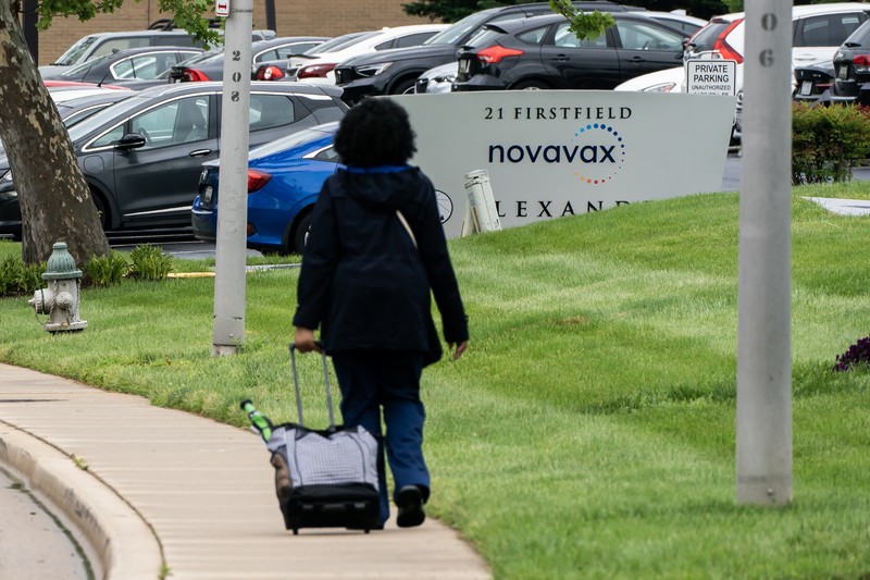 Suasana luar kantor pusat vaksin Covid-19 Novavax di Gaithersburg, Maryland, Amerika Serikat, Selasa (9/5/2023). (Nathan Howard/Bloomberg via Getty Images)