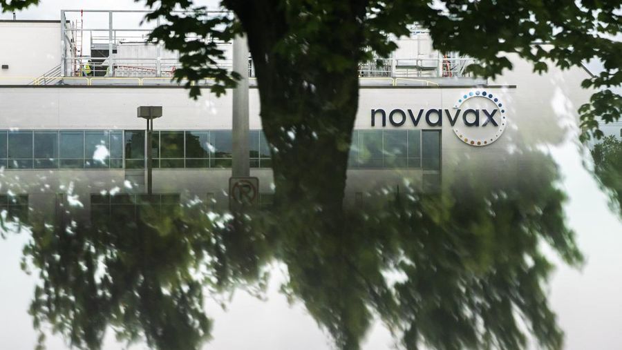 Suasana luar kantor pusat vaksin Covid-19 Novavax di Gaithersburg, Maryland, Amerika Serikat, Selasa (9/5/2023). (Nathan Howard/Bloomberg via Getty Images)