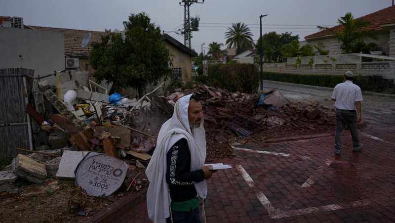 Selusin roket diluncurkan dari Jalur Gaza ke Israel sebagai tanggapan atas serangan Israel, di Kota Gaza, Gaza pada 10 Mei 2023. (Ashraf Amra/Anadolu Agency via Getty Images)