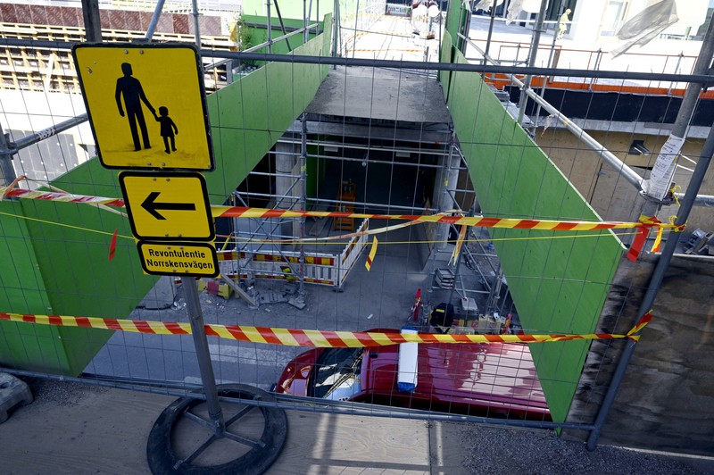Suasana jembatan penyeberangan orang (JPO) yang ambruk di kota Espoo, Finlandia, Kamis (11/5/2023). Suasana jembatan penyeberangan orang (JPO) yang ambruk di kota Espoo, Finlandia, Kamis (11/5/2023). (Lehtikuva/Jussi Nukari via REUTERS)
