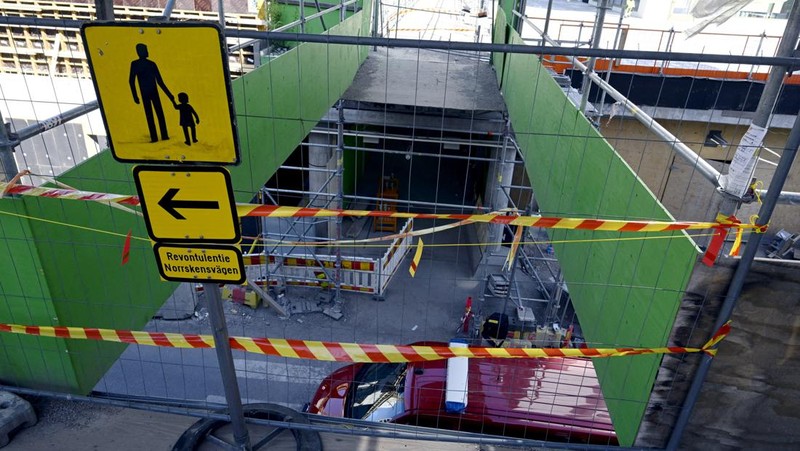 Suasana jembatan penyeberangan orang (JPO) yang ambruk di kota Espoo, Finlandia, Kamis (11/5/2023). (Lehtikuva/Jussi Nukari via REUTERS)