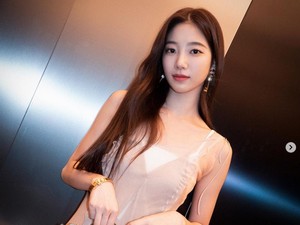 Bikin Salfok, Outfit Kazuha LE SSERAFIM Sold Out Usai Digosipkan Pacaran
