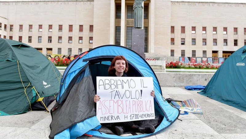 Mahasiswa Universitas La Sapienza melakukan aksi protes terkait tingginya biaya sewa hunian dengan mendirikan tenda dan berkemah di depan patung Minerva, Roma, Italia, Kamis (11/5/2023). (Simona Granati - Corbis/Corbis via Getty Images)