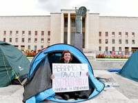 Potret Mahasiswa Italia Demo Rumah Mahal, Tak Rusuh-Pakai Ini