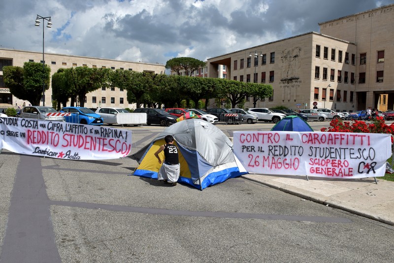 Mahasiswa Universitas La Sapienza melakukan aksi protes terkait tingginya biaya sewa hunian dengan mendirikan tenda dan berkemah di depan patung Minerva, Roma, Italia, Kamis (11/5/2023). Mahasiswa Universitas La Sapienza melakukan aksi protes terkait tingginya biaya sewa hunian dengan mendirikan tenda dan berkemah di depan patung Minerva, Roma, Italia, Kamis (11/5/2023). (Simona Granati - Corbis/Corbis via Getty Images)