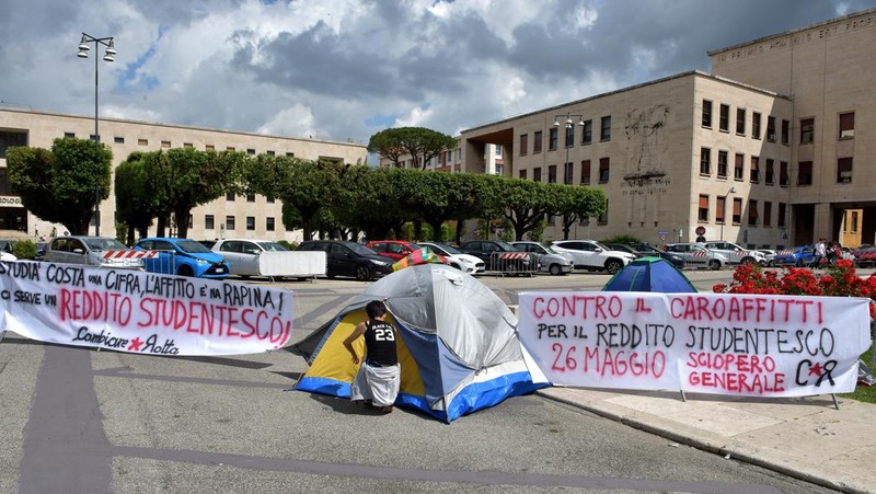 Mahasiswa Universitas La Sapienza melakukan aksi protes terkait tingginya biaya sewa hunian dengan mendirikan tenda dan berkemah di depan patung Minerva, Roma, Italia, Kamis (11/5/2023). (Simona Granati - Corbis/Corbis via Getty Images)