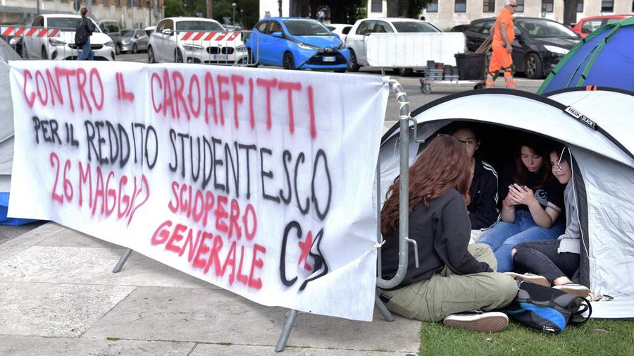 Mahasiswa Universitas La Sapienza melakukan aksi protes terkait tingginya biaya sewa hunian dengan mendirikan tenda dan berkemah di depan patung Minerva, Roma, Italia, Kamis (11/5/2023). (Simona Granati - Corbis/Corbis via Getty Images)