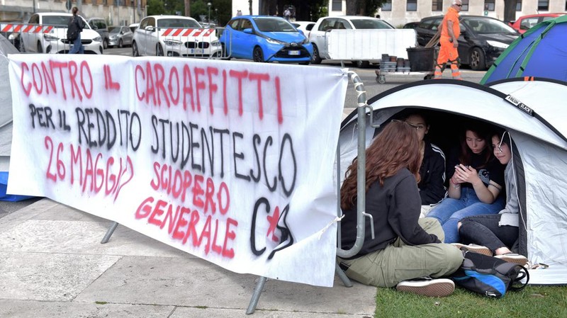 Mahasiswa Universitas La Sapienza melakukan aksi protes terkait tingginya biaya sewa hunian dengan mendirikan tenda dan berkemah di depan patung Minerva, Roma, Italia, Kamis (11/5/2023). (Simona Granati - Corbis/Corbis via Getty Images)