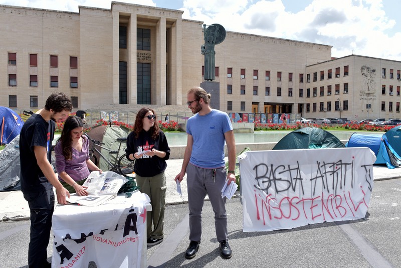 Mahasiswa Universitas La Sapienza melakukan aksi protes terkait tingginya biaya sewa hunian dengan mendirikan tenda dan berkemah di depan patung Minerva, Roma, Italia, Kamis (11/5/2023). Mahasiswa Universitas La Sapienza melakukan aksi protes terkait tingginya biaya sewa hunian dengan mendirikan tenda dan berkemah di depan patung Minerva, Roma, Italia, Kamis (11/5/2023). (Simona Granati - Corbis/Corbis via Getty Images)
