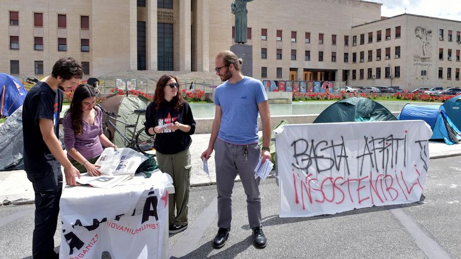 Mahasiswa Universitas La Sapienza melakukan aksi protes terkait tingginya biaya sewa hunian dengan mendirikan tenda dan berkemah di depan patung Minerva, Roma, Italia, Kamis (11/5/2023). (Simona Granati - Corbis/Corbis via Getty Images)