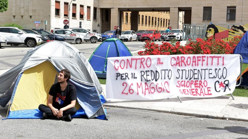 Mahasiswa Universitas La Sapienza melakukan aksi protes terkait tingginya biaya sewa hunian dengan mendirikan tenda dan berkemah di depan patung Minerva, Roma, Italia, Kamis (11/5/2023). (Simona Granati - Corbis/Corbis via Getty Images)