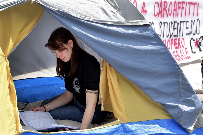 Mahasiswa Universitas La Sapienza melakukan aksi protes terkait tingginya biaya sewa hunian dengan mendirikan tenda dan berkemah di depan patung Minerva, Roma, Italia, Kamis (11/5/2023). Mahasiswa Universitas La Sapienza melakukan aksi protes terkait tingginya biaya sewa hunian dengan mendirikan tenda dan berkemah di depan patung Minerva, Roma, Italia, Kamis (11/5/2023). (Simona Granati - Corbis/Corbis via Getty Images)