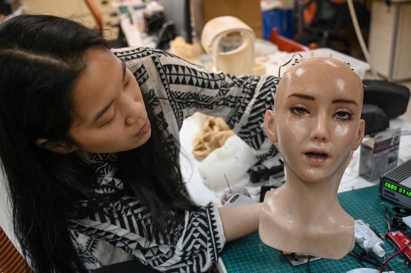 Pekerja merakit robot Sophia di Hanson Robotics, Hongkong. Pekerja merakit robot Sophia di Hanson Robotics, Hongkong. (Photo by PETER PARKS/AFP via Getty Images)