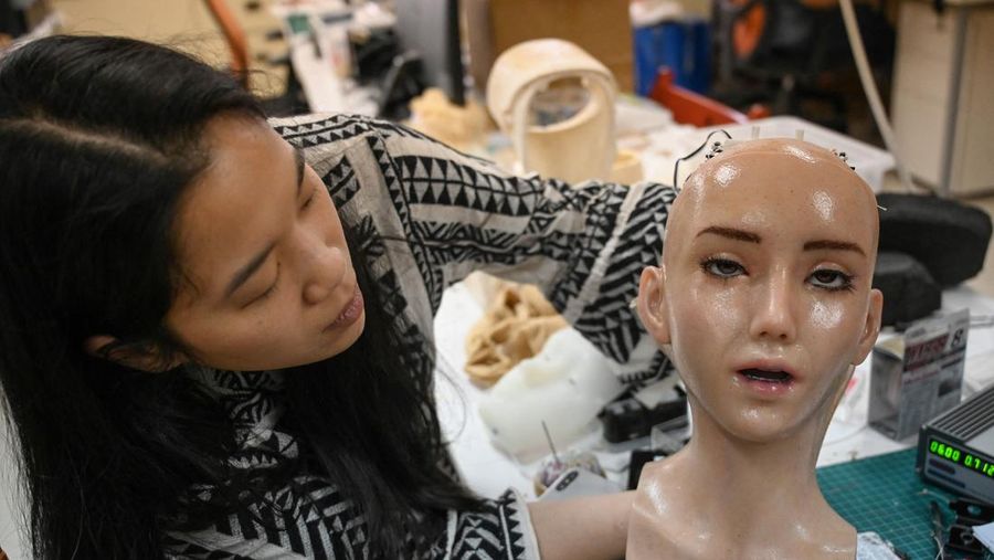 Pekerja merakit robot Sophia di Hanson Robotics, Hongkong. (Photo by PETER PARKS/AFP via Getty Images)