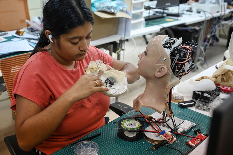 Pekerja merakit robot Sophia di Hanson Robotics, Hongkong. Pekerja merakit robot Sophia di Hanson Robotics, Hongkong. (Photo by PETER PARKS/AFP via Getty Images)