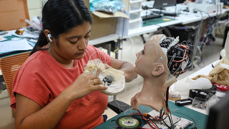 Pekerja merakit robot Sophia di Hanson Robotics, Hongkong. (Photo by PETER PARKS/AFP via Getty Images)