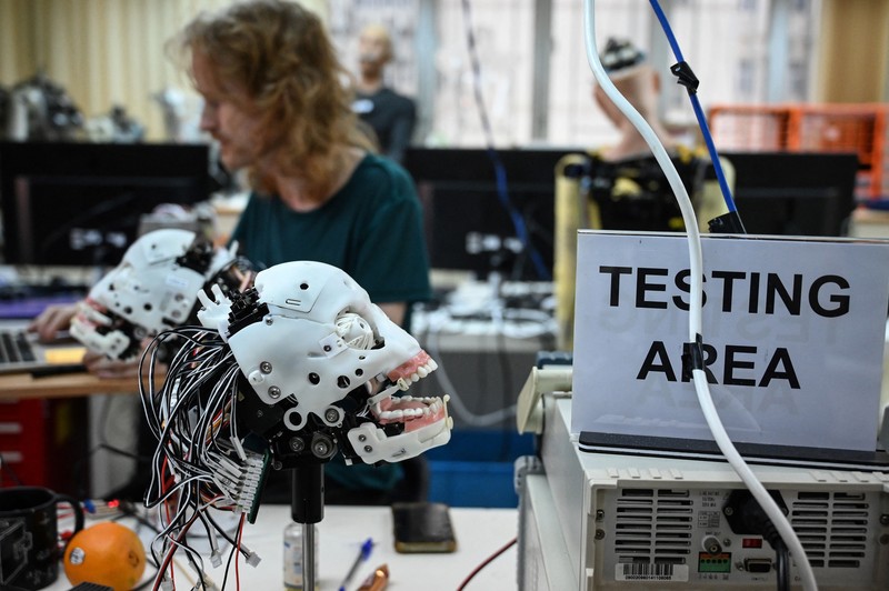 Pekerja merakit robot Sophia di Hanson Robotics, Hongkong. (Photo by PETER PARKS/AFP via Getty Images)
