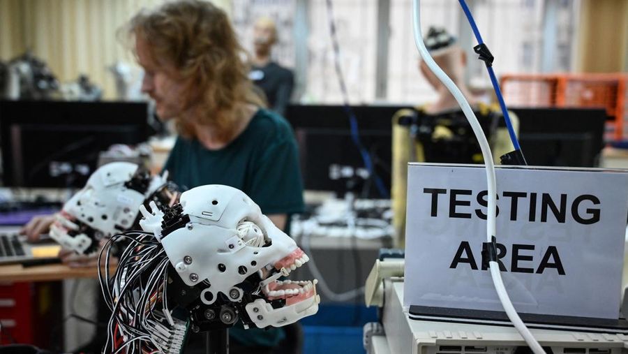 Pekerja merakit robot Sophia di Hanson Robotics, Hongkong. (Photo by PETER PARKS/AFP via Getty Images)