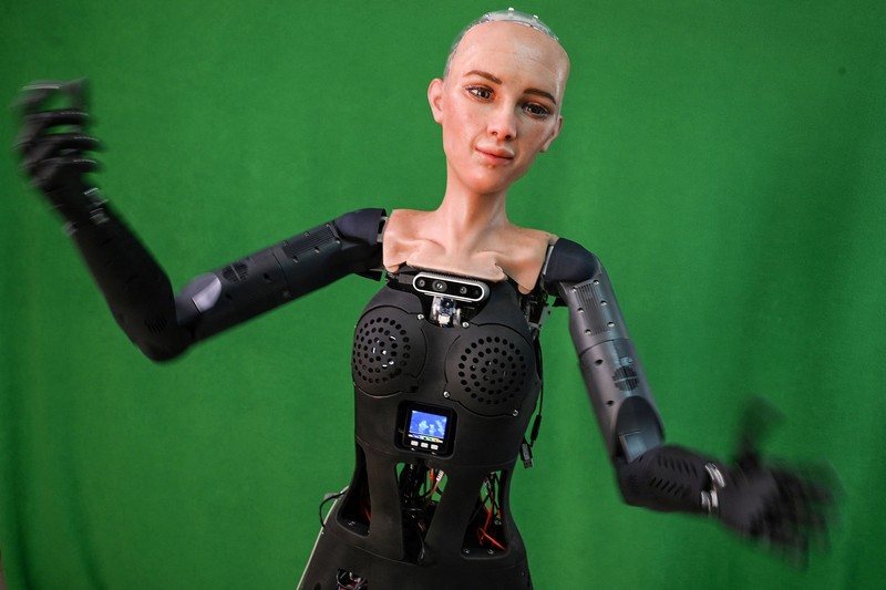 Pekerja merakit robot Sophia di Hanson Robotics, Hongkong. (Photo by PETER PARKS/AFP via Getty Images)
