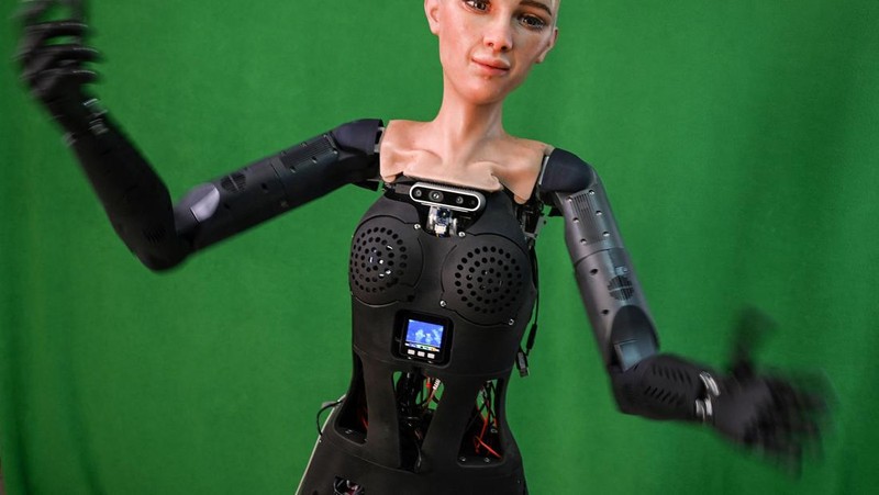 Pekerja merakit robot Sophia di Hanson Robotics, Hongkong. (Photo by PETER PARKS/AFP via Getty Images)