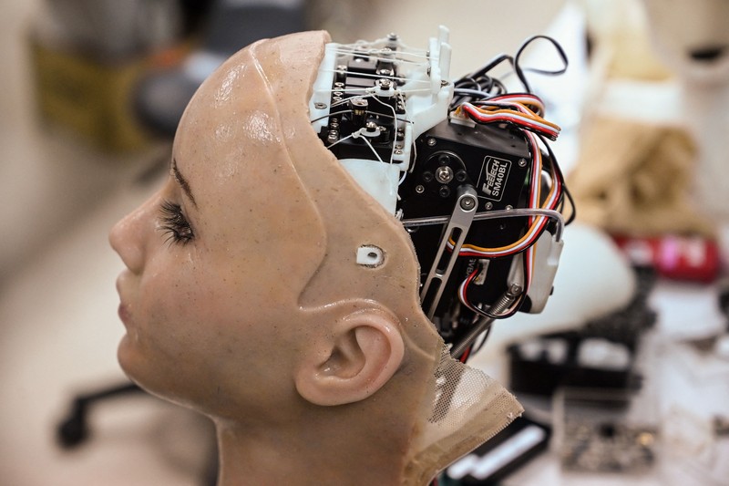 Pekerja merakit robot Sophia di Hanson Robotics, Hongkong. (Photo by PETER PARKS/AFP via Getty Images)
