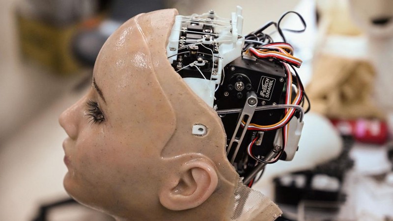 Pekerja merakit robot Sophia di Hanson Robotics, Hongkong. (Photo by PETER PARKS/AFP via Getty Images)