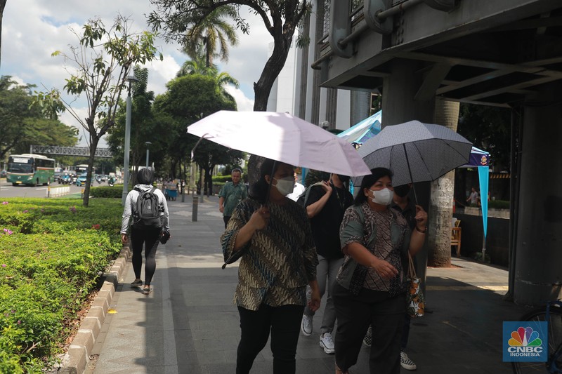 Sejumlah pekerja melintas di jalur pedestrian di kawasan Senayan Sudirman, Jakarta, Jumat (12/5/2023). Sejumlah pekerja melintas di jalur pedestrian di kawasan Senayan Sudirman, Jakarta, Jumat (12/5/2023). (CNBC Indonesia/Muhammad Sabki)
