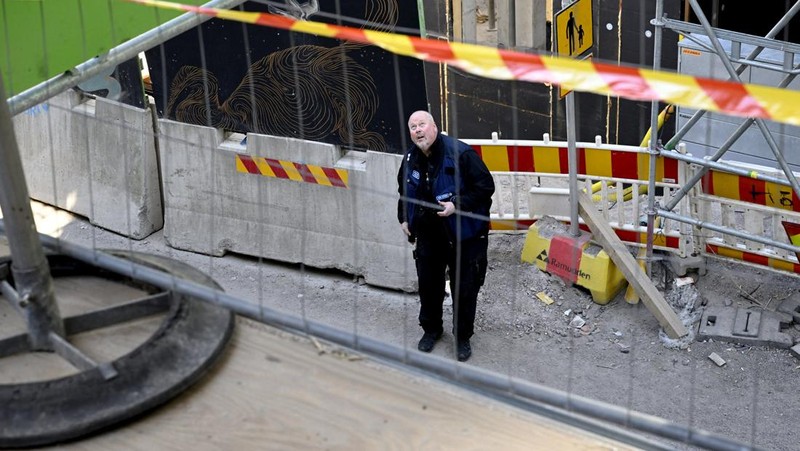 Suasana jembatan penyeberangan orang (JPO) yang ambruk di kota Espoo, Finlandia, Kamis (11/5/2023). (Lehtikuva/Jussi Nukari via REUTERS)