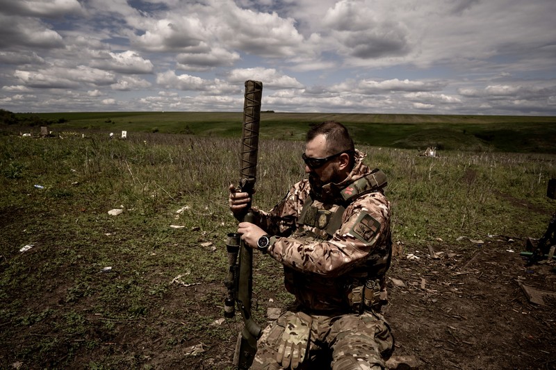 Tentara Ukraina mengisi ulang senjata selama latihan militer di kamp pelatihan di tengah perang Rusia-Ukraina di Donetsk, Ukraina pada 11 Mei 2023. Bentrokan paling intens di negara itu berlanjut di Donetsk. Tentara Ukraina mengisi ulang senjata selama latihan militer di kamp pelatihan di tengah perang Rusia-Ukraina di Donetsk, Ukraina pada 11 Mei 2023. Bentrokan paling intens di negara itu berlanjut di Donetsk. (Vincenzo Circosta/Anadolu Agency via Getty Images)
