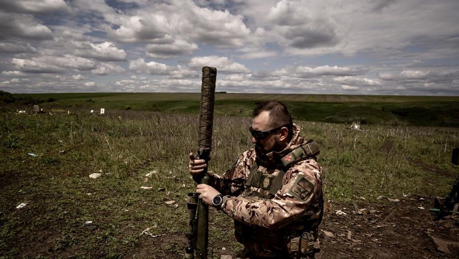 Tentara Ukraina mengisi ulang senjata selama latihan militer di kamp pelatihan di tengah perang Rusia-Ukraina di Donetsk, Ukraina pada 11 Mei 2023. Bentrokan paling intens di negara itu berlanjut di Donetsk. (Vincenzo Circosta/Anadolu Agency via Getty Images)