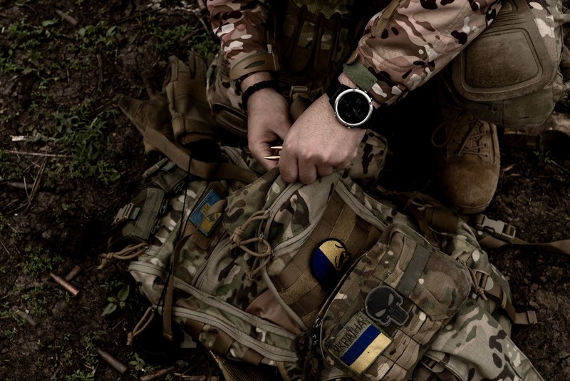 Tentara Ukraina mengisi ulang senjata selama latihan militer di kamp pelatihan di tengah perang Rusia-Ukraina di Donetsk, Ukraina pada 11 Mei 2023. Bentrokan paling intens di negara itu berlanjut di Donetsk. (Vincenzo Circosta/Anadolu Agency via Getty Images)