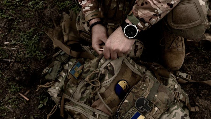 Seorang tentara Ukraina mengambil peluru dari ranselnya di kamp pelatihan di tengah perang Rusia-Ukraina di Donetsk, Ukraina pada 11 Mei 2023. Bentrokan paling intens di negara itu berlanjut di Donetsk. (Vincenzo Circosta/Anadolu Agency via Getty Images)