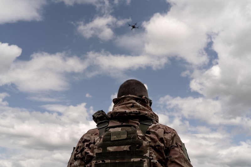 Tentara Ukraina mengisi ulang senjata selama latihan militer di kamp pelatihan di tengah perang Rusia-Ukraina di Donetsk, Ukraina pada 11 Mei 2023. Bentrokan paling intens di negara itu berlanjut di Donetsk. (Vincenzo Circosta/Anadolu Agency via Getty Images)