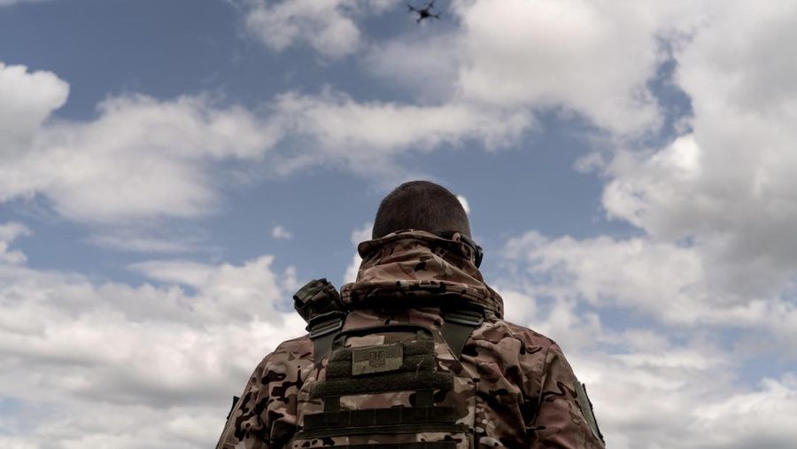 Tentara Ukraina mengisi ulang senjata selama latihan militer di kamp pelatihan di tengah perang Rusia-Ukraina di Donetsk, Ukraina pada 11 Mei 2023. Bentrokan paling intens di negara itu berlanjut di Donetsk. (Vincenzo Circosta/Anadolu Agency via Getty Images)
