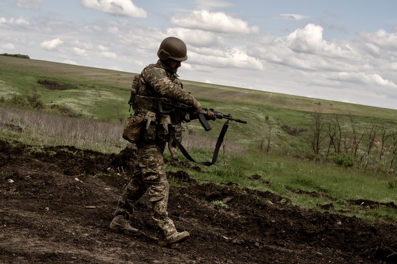 Tentara Ukraina mengisi ulang senjata selama latihan militer di kamp pelatihan di tengah perang Rusia-Ukraina di Donetsk, Ukraina pada 11 Mei 2023. Bentrokan paling intens di negara itu berlanjut di Donetsk. (Vincenzo Circosta/Anadolu Agency via Getty Images)