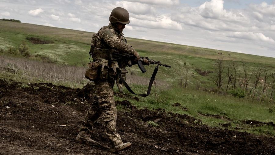 Seorang tentara Ukraina mengendalikan senjatanya di kamp pelatihan di tengah perang Rusia-Ukraina di Donetsk, Ukraina pada 11 Mei 2023. Bentrokan paling intens di negara itu berlanjut di Donetsk. (Vincenzo Circosta/Anadolu Agency via Getty Images)