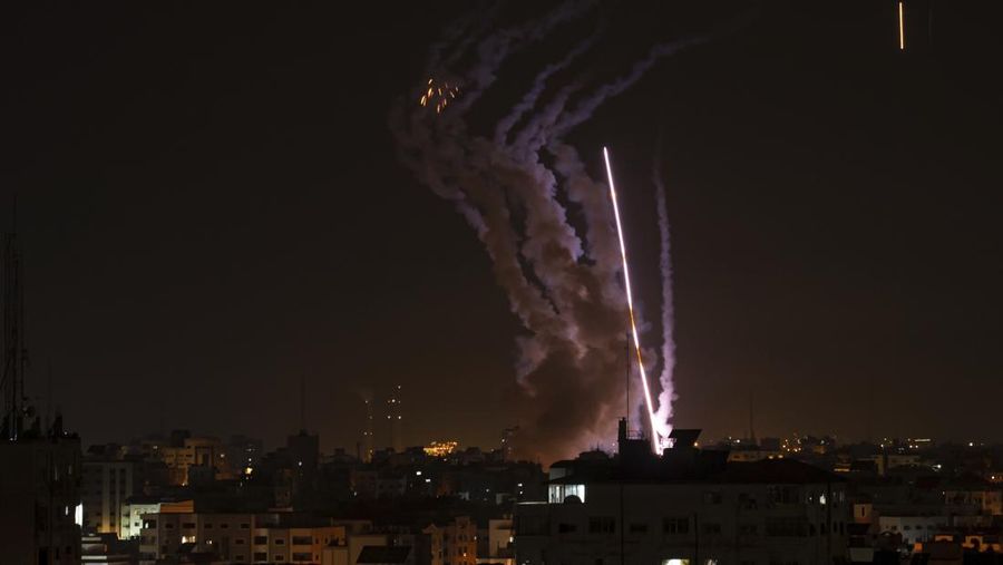 Serangan roket milik militer Palestina di jalur Gaza. (AP Photo/Fatima Shbair)