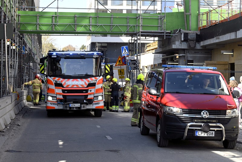 Suasana jembatan penyeberangan orang (JPO) yang ambruk di kota Espoo, Finlandia, Kamis (11/5/2023). Suasana jembatan penyeberangan orang (JPO) yang ambruk di kota Espoo, Finlandia, Kamis (11/5/2023). (Lehtikuva/Jussi Nukari via REUTERS)