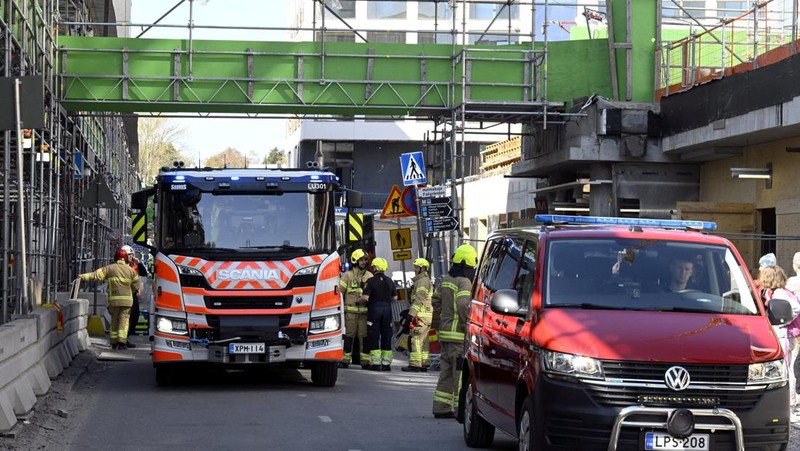 Suasana jembatan penyeberangan orang (JPO) yang ambruk di kota Espoo, Finlandia, Kamis (11/5/2023). (Lehtikuva/Jussi Nukari via REUTERS)