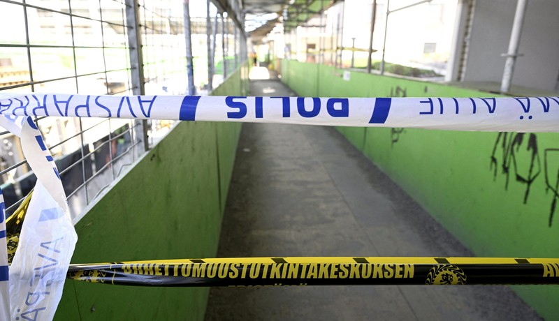 Suasana jembatan penyeberangan orang (JPO) yang ambruk di kota Espoo, Finlandia, Kamis (11/5/2023). Suasana jembatan penyeberangan orang (JPO) yang ambruk di kota Espoo, Finlandia, Kamis (11/5/2023). (Lehtikuva/Jussi Nukari via REUTERS)