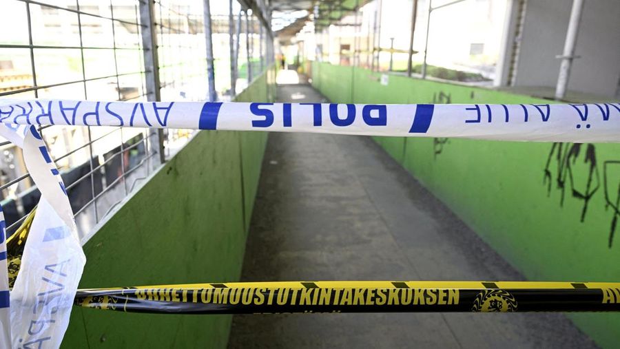Suasana jembatan penyeberangan orang (JPO) yang ambruk di kota Espoo, Finlandia, Kamis (11/5/2023). (Lehtikuva/Jussi Nukari via REUTERS)