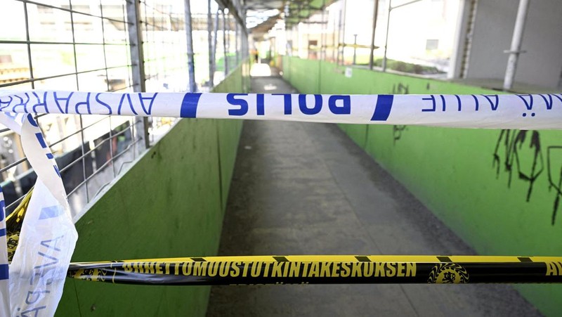 Suasana jembatan penyeberangan orang (JPO) yang ambruk di kota Espoo, Finlandia, Kamis (11/5/2023). (Lehtikuva/Jussi Nukari via REUTERS)