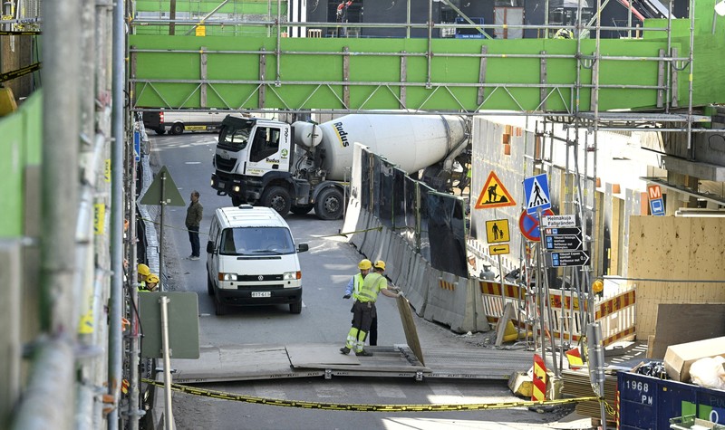 Suasana jembatan penyeberangan orang (JPO) yang ambruk di kota Espoo, Finlandia, Kamis (11/5/2023). Suasana jembatan penyeberangan orang (JPO) yang ambruk di kota Espoo, Finlandia, Kamis (11/5/2023). (Lehtikuva/Jussi Nukari via REUTERS)