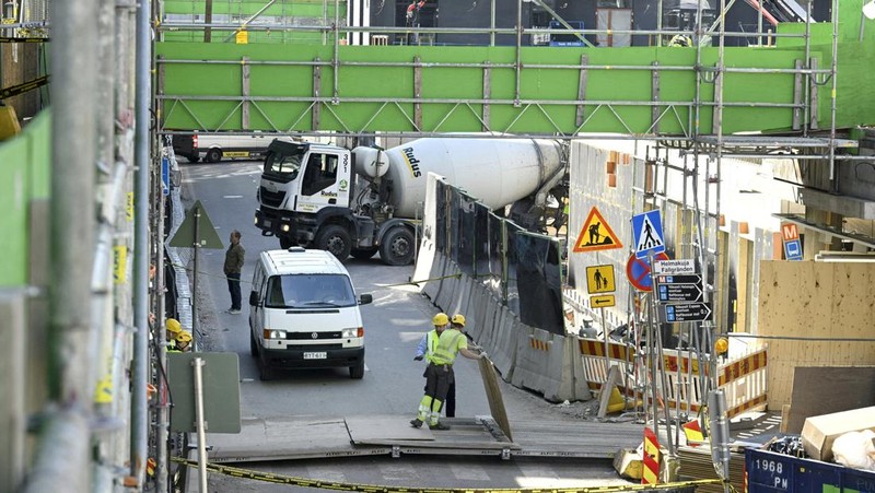 Suasana jembatan penyeberangan orang (JPO) yang ambruk di kota Espoo, Finlandia, Kamis (11/5/2023). (Lehtikuva/Jussi Nukari via REUTERS)